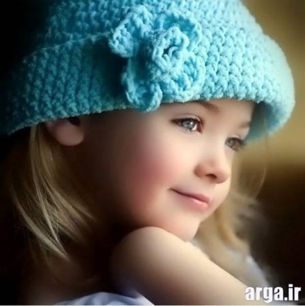 دختر بچه با کلاه آبی