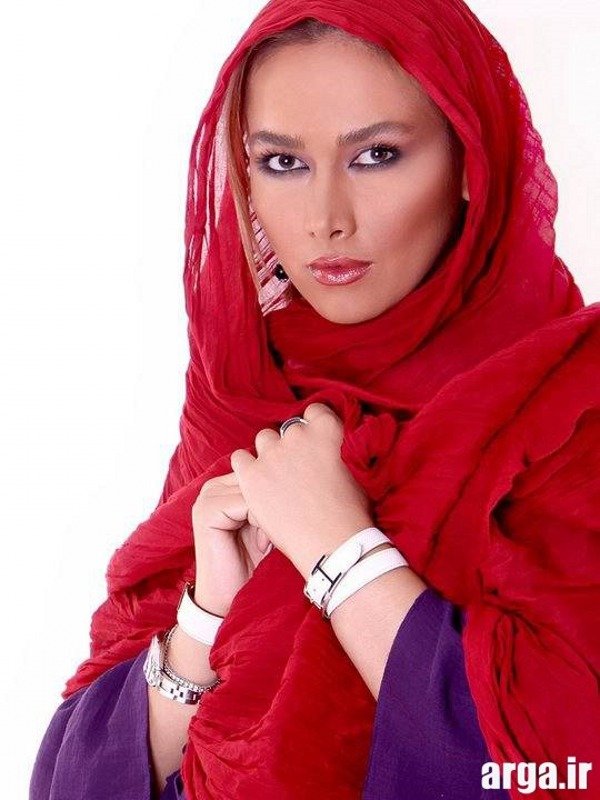 آناهیتا نعمتی با شال قرمز