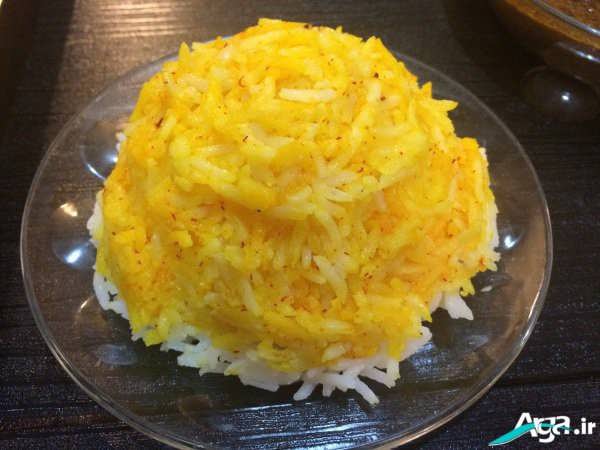 تزیین برنج قالبی با زعفران