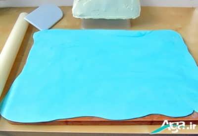 خمیر فوندانت آماده شد برای تزیین کیک 