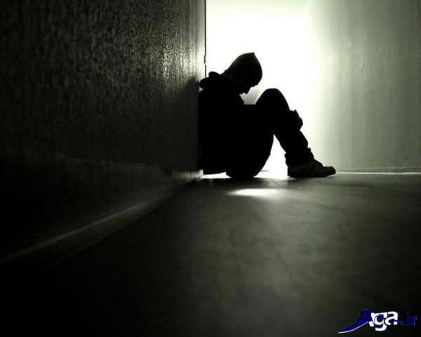 عکس مرد غمگین و تنها