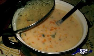 اضافه کردن سس سفید و جعفری به سوپ سقید 