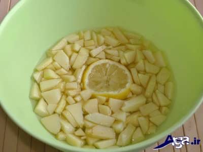 قرار دادن برش های سیب در آب و لیمو ترش 