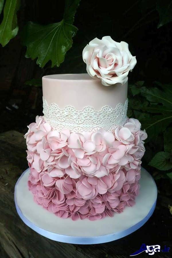 Decorate a cake with fondant icing paste (3)