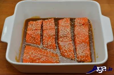 خوابانیدن ماهی سالمون در سس سویا و عسل 