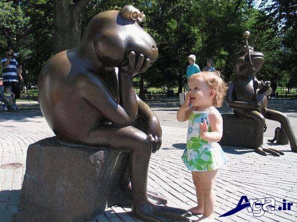 عکس جالب خنده دار مجسمه و کودک
