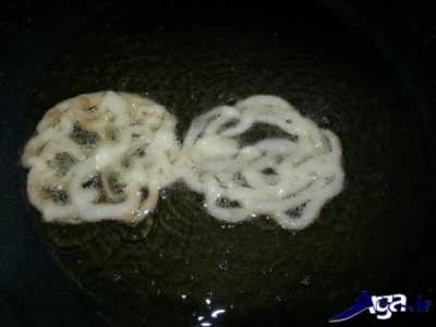 سرخ کردن زولبیا در روغن مایع 