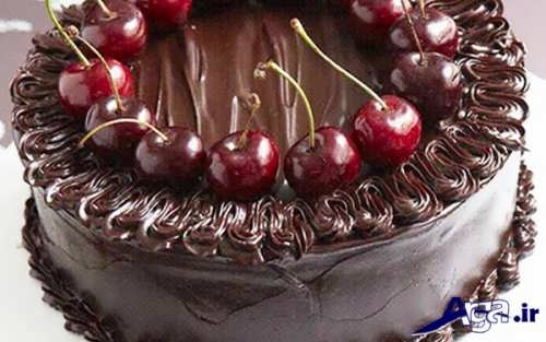 تزیین ساده کیک شکلاتی با گیلاس 