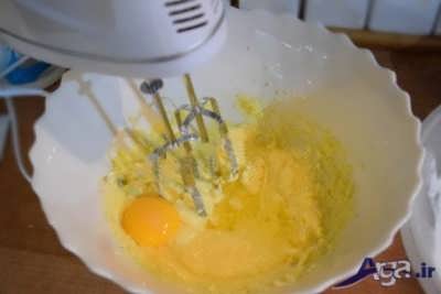 اضافه کردن زرده تخم مرغ به مایه کیک 