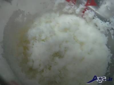 اضافه کردن شیر و پودر نارگیل به مواد کیک 