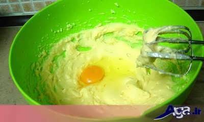 اضافه کردن تخم مرغ به مایه کیک نارگیلی 