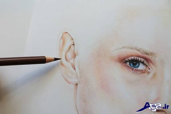 نقاشی گوش با مداد رنگی