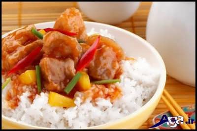 سرو غذای تایلندی تند به همراه برنج 
