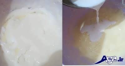 اضافه کردن شیر به مواد خمیر کلوچه فومن 