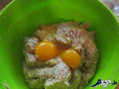 اضافه کردن زرده تخم مرغ به خمیر کالباس 