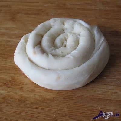 فرم دادن خمیر یوفکا به شکل حلزون 