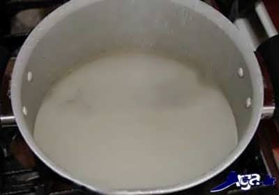 قرار دادن مخلوط شکر و‌ آب بر روی حرارت گاز