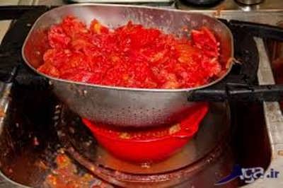 صاف کردن گوجه در درون صافی 