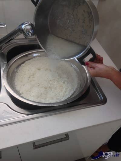 آبکش کردن برنج در درون صافی 