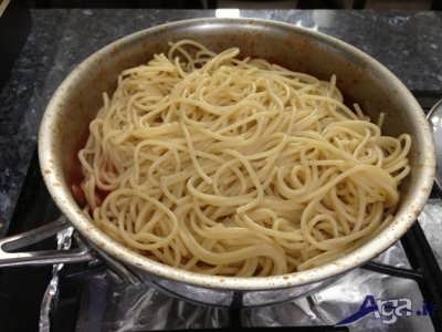 مخلوط کردن اسپاگتی با مایه سس 