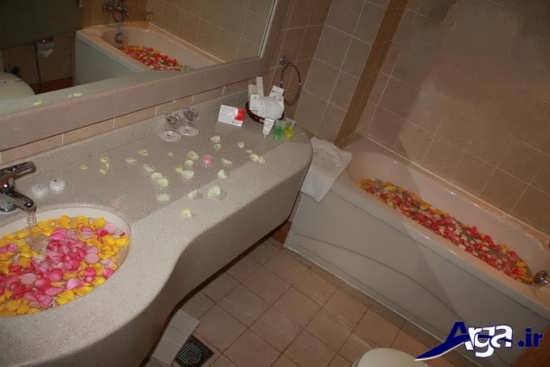 تزیین کردن حمام عروس با گلبرگ های زیبا 