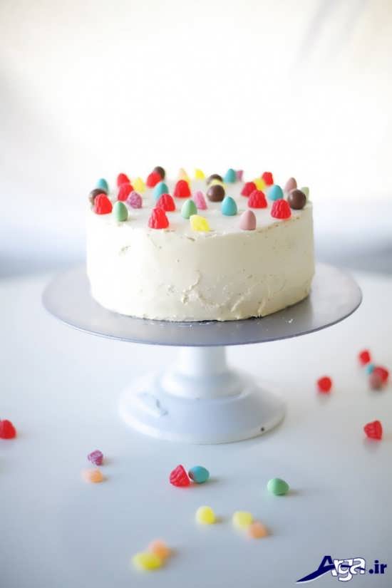 تزیین کیک با خامه و شکلات های رنگی 