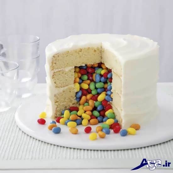 تزیین کیک با کمک خامه و شکلات های رنگی 