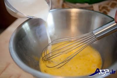 اضافه کردن شیر به تخم مرغ زده شده 
