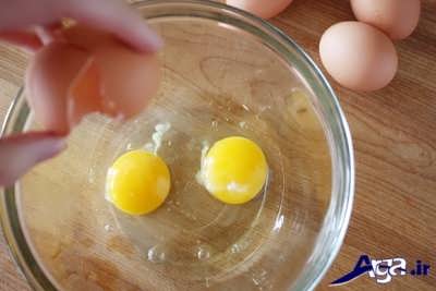 شکستن تخم مرغ ها در درون ظرف 