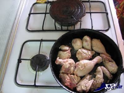 سرخ کردن تکه های مرغ در روغن 