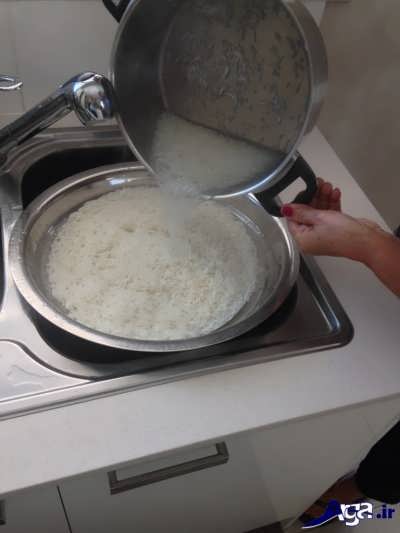 ریختن برنج در آبکش 