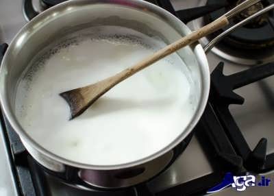 قرار دادن مخلوط نشاسته و شکر و شیر بر روی حرارت گاز 