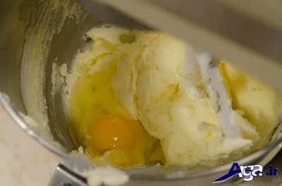 اضافه کردن تخم مرغ به مایه کیک مافین 