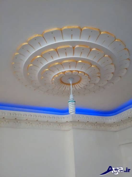 گچبری سقف پذیرایی با نورپردازی مدرن 
