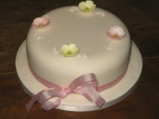 تزیین کردن کیک با شکوفه های رنگی 