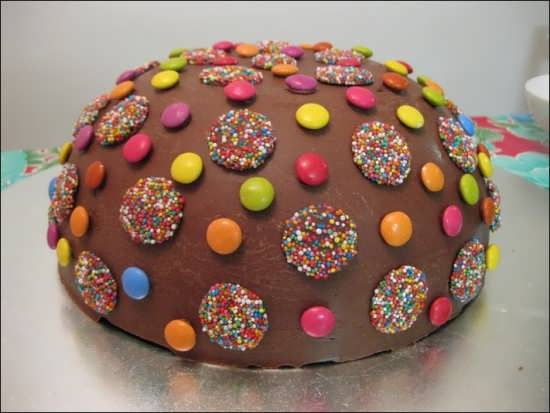 تزیین کیک با شکلات های رنگی 