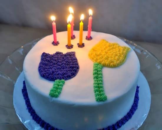 تزیین کیک با شمع و طرح گل 