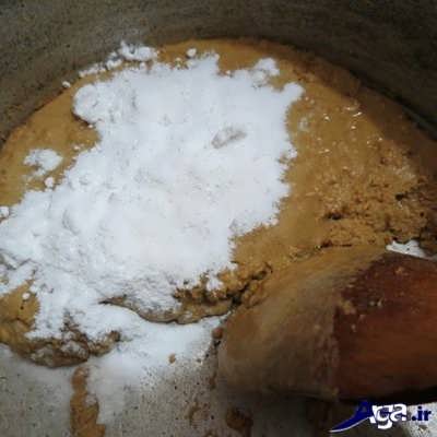اضافه کردن پودر قند به آرد تفت داده شده 