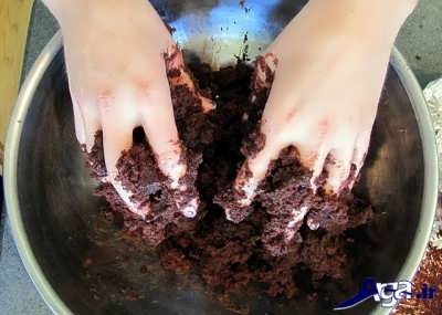 مخلوط کردن پاپ کیک با رویه خامه شکلاتی 