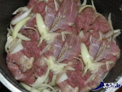 سرخ کردن پیاز و گوشت 