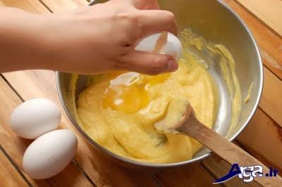 اضافه کردن تخم مرغ ها به مخلوط کرده و شکر 