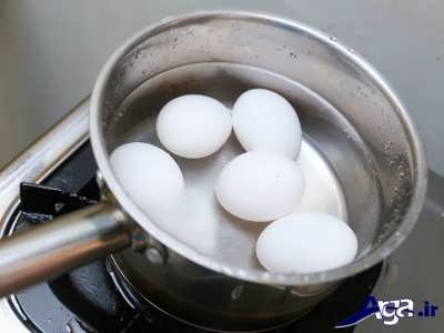 آب پز کردن تخم مرغ 