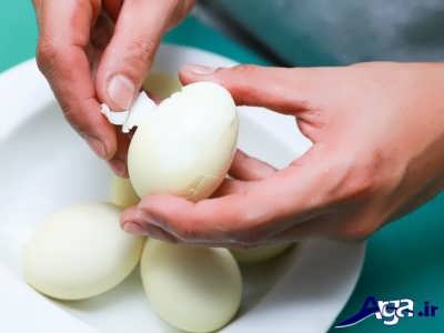 پوست کندن تخم مرغ ها 