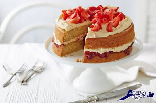 تزیین کیک اسفنجی با خامه و توت فرنگی 
