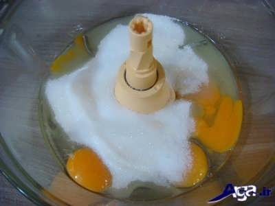 مخلوط کردن تخم مرغ با شکر 