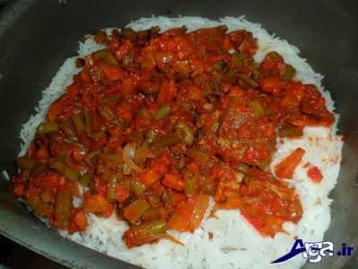 اضاف کردن مواد لوبیا پلو به برنج آبکش شده
