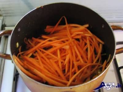 اضافه کردن هویج به خورش هویج 