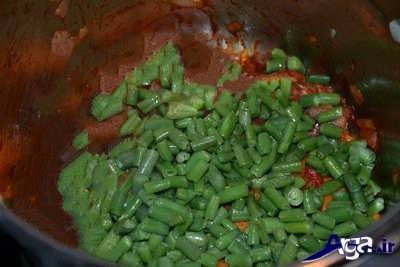 اضافه کردن لوبیا سبز به خورش 