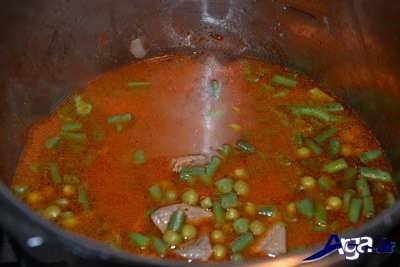 اضافه کردن آب به خورش لوبیا سبز 