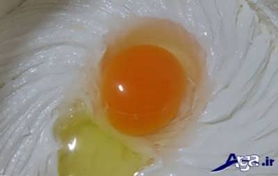 اضافه کردن تخم مرغ به مایه شیرینی برنجی 